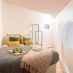 Host Wise - Quiet Colourful House - Garden