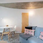 Apartmán Host Wise - Quiet Colourful House - Garden *
