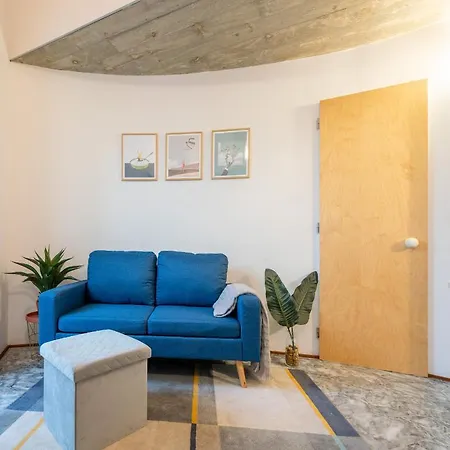 Host Wise - Quiet Colourful House - Garden Apartment *
