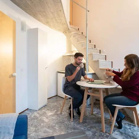 Host Wise - Quiet Colourful House - Garden Apartment *