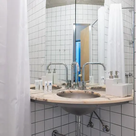 Host Wise - Quiet Colourful House - Garden