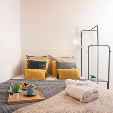 Host Wise - Quiet Colourful House - Garden Porto