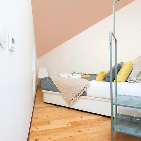 Host Wise - Quiet Colourful House - Garden Apartment