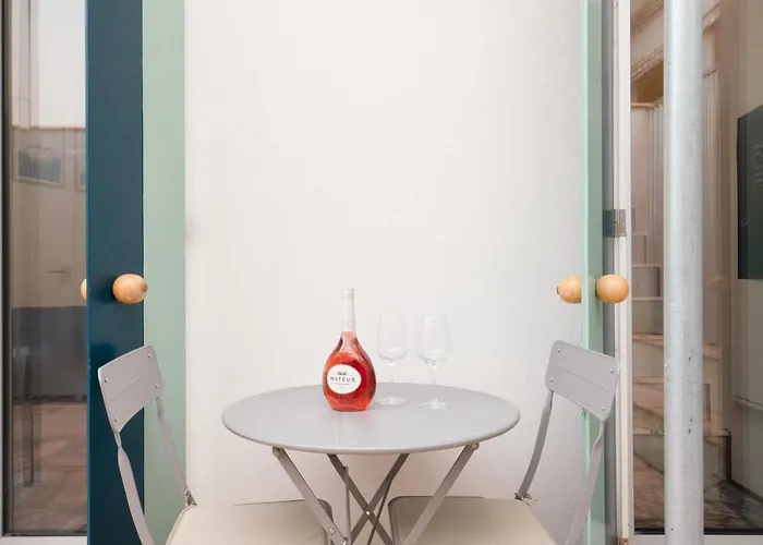 Host Wise - Quiet Colourful House - Garden *