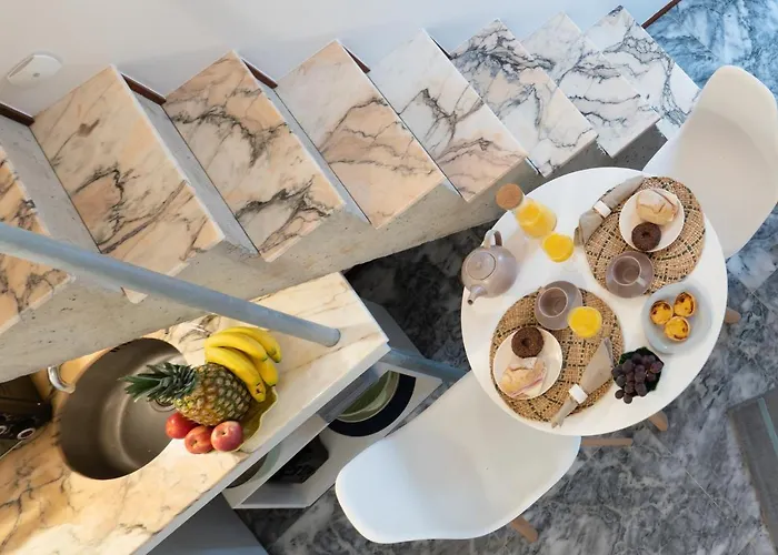 Host Wise - Quiet Colourful House - Garden