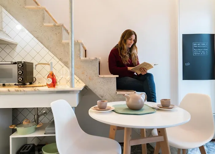 Host Wise - Quiet Colourful House - Garden *