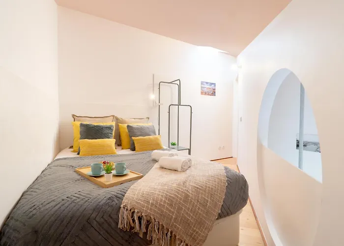 Host Wise - Quiet Colourful House - Garden