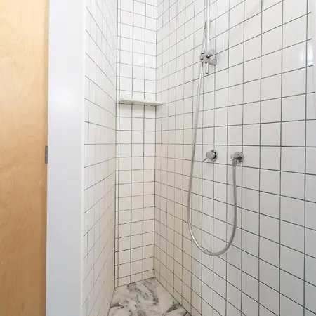 Host Wise - Quiet Colourful House - Garden