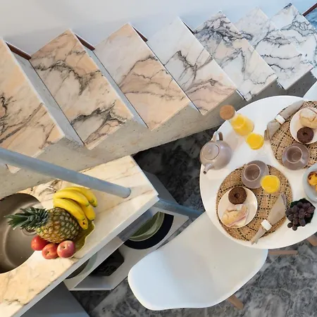 Host Wise - Quiet Colourful House - Garden