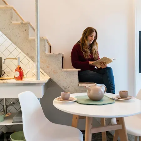 Host Wise - Quiet Colourful House - Garden *